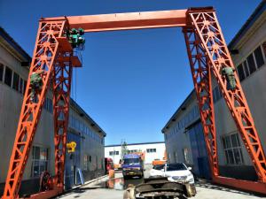 上包下花式單梁門式起重機(jī)